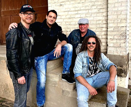 "Auswärtsspiel" spielen zum letzten Sommertanz auf (Foto: H. Fischer) "Auswärtsspiel" spielen zum letzten Sommertanz auf (Foto: H. Fischer)