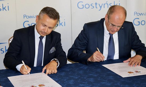 Die Landr&auml;te bei der Vertragsunterzeichnung (Foto: J.Piper)