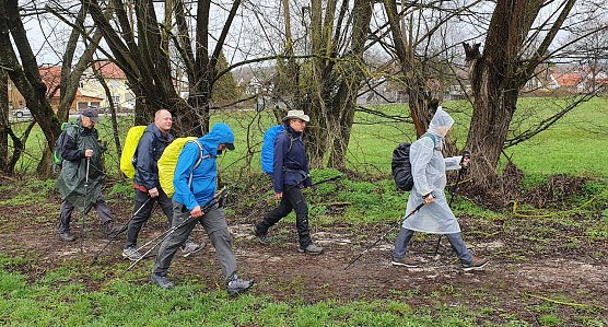 Wie hier, Anfang April 2023, geht es bei der Jubil&auml;umstour 50. S&uuml;dharz-Hunderter auch 2024 wieder von Bad Sachsa nach Sangerhausen &uuml;ber 100 Kilometer nonstop auf dem Karstwanderweg. 2023 regnete es fast w&auml;hrend der gesamten Wanderung. Der 47. S&uuml;dharz-Hunderter ging als Schlamm-Hunderter in die rund 20-j&auml;hrige Geschichte der Veranstaltung ein. (Foto: Bodo Schwarzberg)