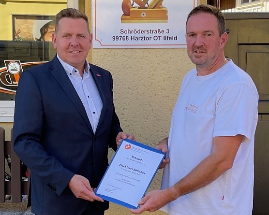 Gesch&auml;ftsf&uuml;hrender Inhaber Tobias Moye der Tischlerei B&ouml;ttcher und stv. Hauptgesch&auml;ftsf&uuml;hrer der Kreishandwerkerschaft Nordth&uuml;ringen Marc Weinrich (Foto: Kreishandwerkerschaft )