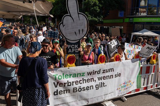 Der Gegenprotest sammelte sich an der Weberstraße (Foto: Sven Tetzel) Der Gegenprotest sammelte sich an der Weberstraße (Foto: Sven Tetzel)