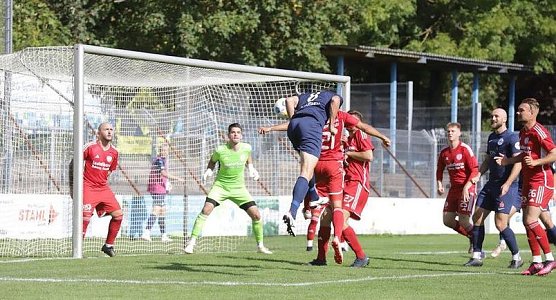 Dimitar Milushev k&ouml;pft kraftvoll auf das Schweinaer Tor  (Foto: FSV Wacker)