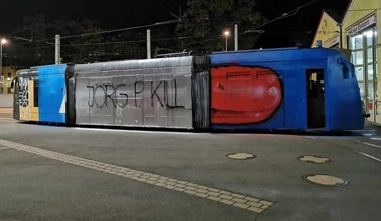 Mordaufruf an Stra&szlig;enbahn geschmiert (Foto: privat)