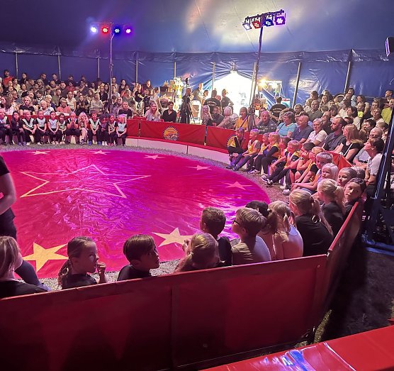 Zirkusprojekt zum 30. Geburtstag (Foto: Heinz-Sielmann-Grundschule Niedersachswerfen) Zirkusprojekt zum 30. Geburtstag (Foto: Heinz-Sielmann-Grundschule Niedersachswerfen)