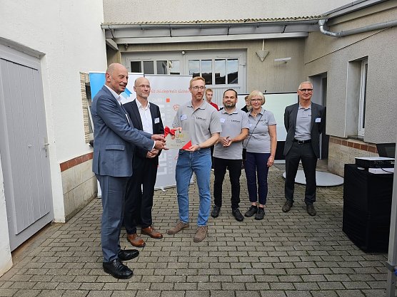 Ausgezeichnetes Engagement: Minister Tiefensee zeichnet die Jugend-Unternehmenswerkstatt der Firma LIEBRAM aus  (Foto: Liebram)
