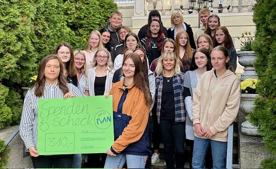 Ein Spendencheck f&uuml;r Kinderw&uuml;nsche, zusammengetragen von den Auszubildenden der pro vita Akademie (Foto: pro vita Akademie)