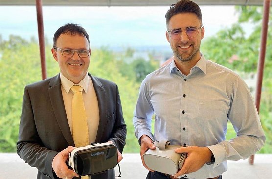 HSN Pr&auml;sident Prof. Dr. J&ouml;rg Wagner und Prof. Dr. Jan Andre Millemann (Foto: Tina Bergknapp)