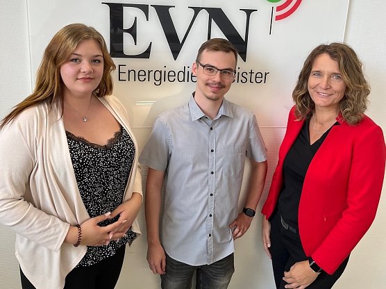 Jana Z&ouml;ller begr&uuml;&szlig;t Leonie Josephine Kewel (links) und Patrick Krause (Mitte) bei der EVN. (Foto: EVN)