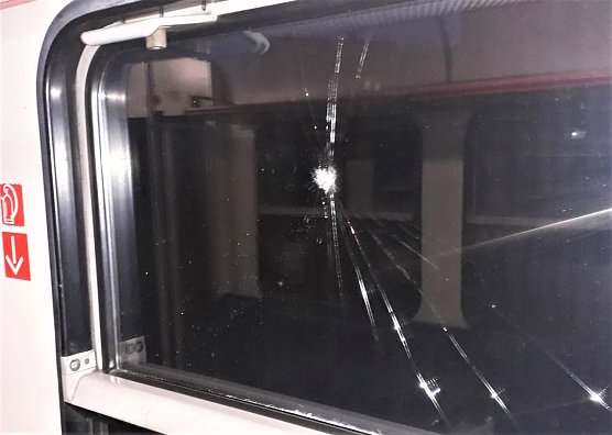 Besch&auml;digtes Fenster am HSB-Waggon (Foto: Landespolizeiinspektion)