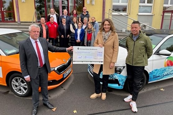 Die Gesch&auml;ftsf&uuml;hrer der Unternehmen der Stadtwerke-Nordhausen-Gruppe &uuml;bergaben einen Spendenscheck in H&ouml;he von insgesamt 2.400 Euro an verschiedene Institutionen und Vereine in der Stadt und im Landkreis Nordhausen. (Foto: Marco Bachmann (Stadtwerke Nordhausen � Holding f&uuml;r Versorgung und Verkehr GmbH))