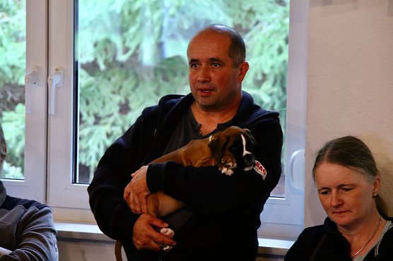 Fr&uuml;h &uuml;bt sich - dieser kleine Kerl kann in gut zwei Jahren selber seine Sp&uuml;rnase im Wettbewerb unter Beweis stellen (Foto: agl)