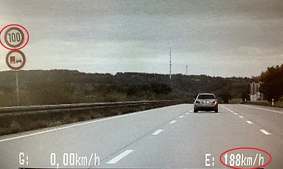 Polizeifoto zum Beweis der Geschwingdigkeitsübertretung (Foto: Autobahnpolizei) Polizeifoto zum Beweis der Geschwingdigkeitsübertretung (Foto: Autobahnpolizei)
