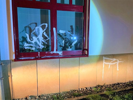 Vandalismus am Landratsam (Foto: Landespolizeiinspektion) Vandalismus am Landratsam (Foto: Landespolizeiinspektion)