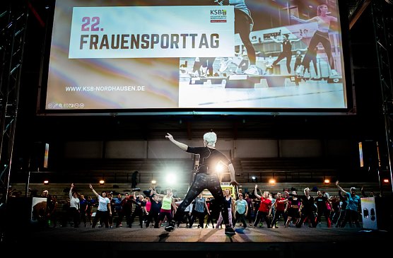 KSB-Frauenwartin Wolfra Herbst leitet dien Sportlerinnen an (Foto: Christoph Keil)