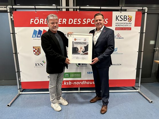 Gert Str&ouml;mer und Mark Weinrich unterzeichneten die Kooperation zwischen KSB und KHS (Foto: Kreissportbund Nordhausen)