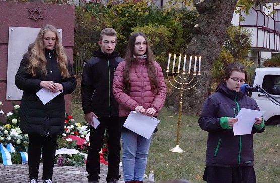 Sch&uuml;ler des Herder-Gymnasiums tragen Texte vor (Foto: nnz)