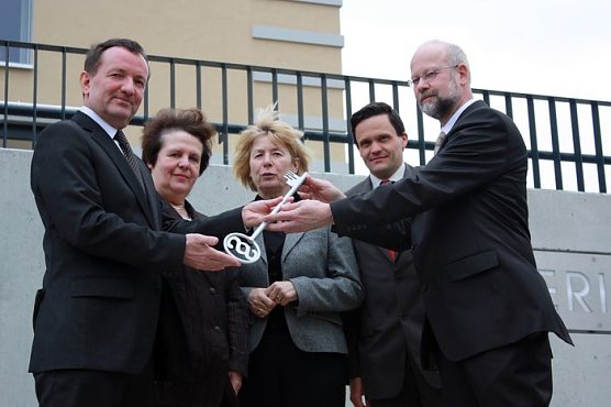 Gebäude offiziell übergeben (Foto: P. Grabe) Gebäude offiziell übergeben (Foto: P. Grabe)