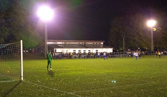 Flutlichtpartie vor 300 Zuschauern (Foto: M.Fromm)