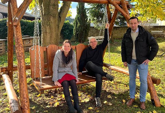 Ren&eacute; Fullmann (rechts) spendierte eine Hollywoodschaukel (Foto: R.Englert)