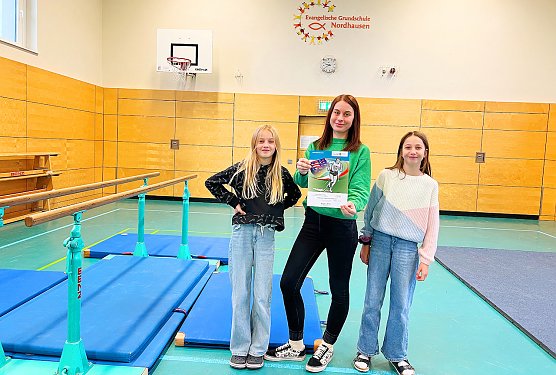 Schulleiterin Tina Kallmeyer freut sich &uuml;ber den 1. Platz beim Kreisfinale im Crosslauf mit den L&auml;uferinnen Ellie Marie Lange und Paula Laurie Hilger der Klasse 4a.  (Foto: EGS)