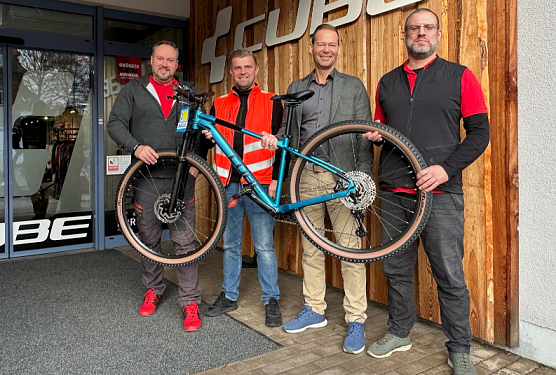Fahrrad&uuml;bergabe im Cube Store (Foto: Lions Club)