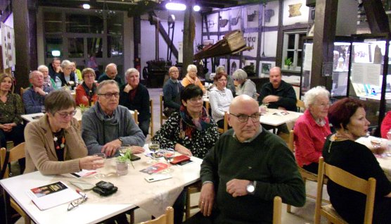 Interessiertes Publikum im Tabaksoeicher (Foto: Back)