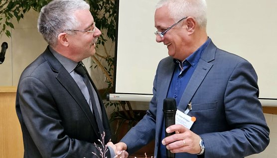 Pr&auml;ses Dr. Uwe Krieger gratuliert Superintendent Andreas Schwarze zur Wiederwahl (Foto: R. Englert)