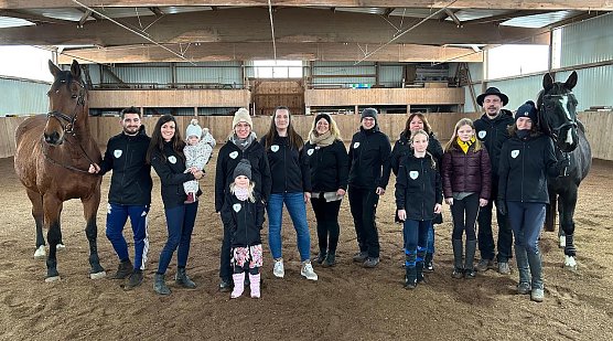 Freude beim Reitverein &uuml;ber neue Jacken (Foto: S.Backhaus)