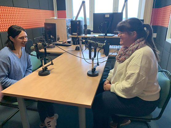 Schulsozialarbeiterinnen Diana Witzenhausen (li) und Anika Lier gestalteten den Rahmen der Sendung, die Kinder produzierten die Einzelbeitr&auml;ge  (Foto: Herder-Gymnasium)