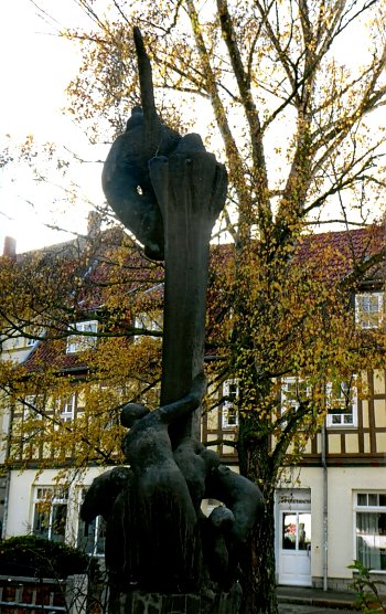 Brunnenfigur in Bronze - der M&auml;rchenbrunnen am Blasiikirchplatz (Foto: Heidelore Kneffel)