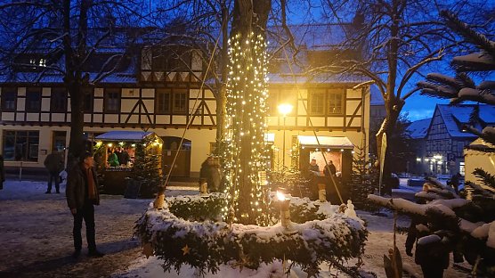 Das erste Licht wurde vor St. Blasii schon angezündet (Foto: agl) Das erste Licht wurde vor St. Blasii schon angezündet (Foto: agl)