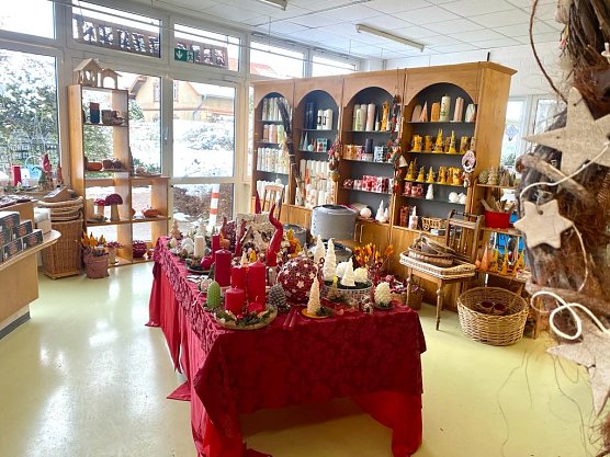 Vor dem Weihnachtsfest hat man in den Werkst&auml;tten der Lebenshilfe alle H&auml;nde voll zu tun (Foto: Nordth&uuml;ringer Lebenshilfe)