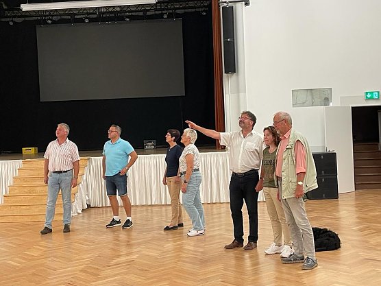 Der Vorstand des F&ouml;rdervereins Kulturhaus Bleicherode macht sich in seiner Septembersitzung ein Bild von den Baufortschritten im Saal des Kulturhauses. (Foto: F&ouml;rderverein Kulturhaus Bleicherode)