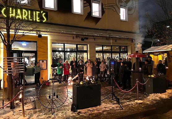 Begr&uuml;&szlig;ung bei Gl&uuml;hwein und Feuershow (Foto: privat)