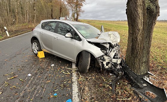 Unfall mit verstorbenem Fahrer (Foto: S.Dietzel) Unfall mit verstorbenem Fahrer (Foto: S.Dietzel)