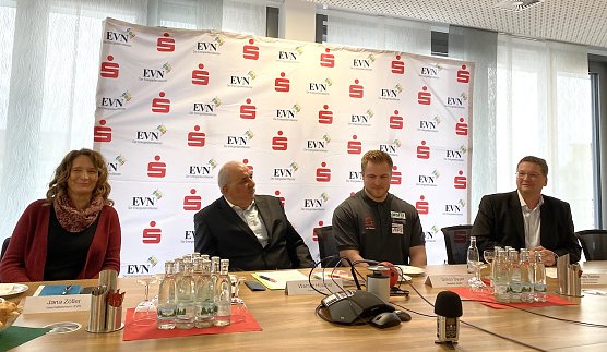 Organisator Werner H&uuml;tcher und Simon Bayer umrahmt von den Vertretern der Hauptsponsoren (Jana Z&ouml;ller, EVN, links) und Thomas Seeber (Kreissparkasse, rechts) (Foto: oas)