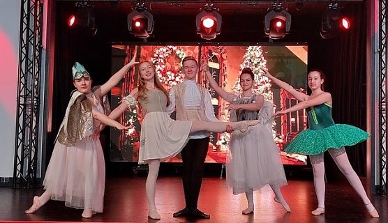Weihnachtsgeschchte der Tanzschule Radeva im Sondersh&auml;user Stocksen aufgef&uuml;hrt (Foto: H.Wernig)