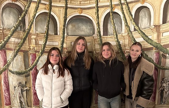 Alina Schreiber, Ida Kaufmann, Selma Gerecke und Michelle Peters auf der historischen B&uuml;hne (Foto: Sarah Schollmeyer)