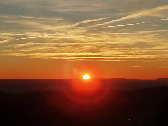 Fantastischer Sonnenuntergang. Aufgenommen auf einer Anh&ouml;he um Buchholz (Foto: Lutz-G&uuml;nter Beck aus Nordhausen)