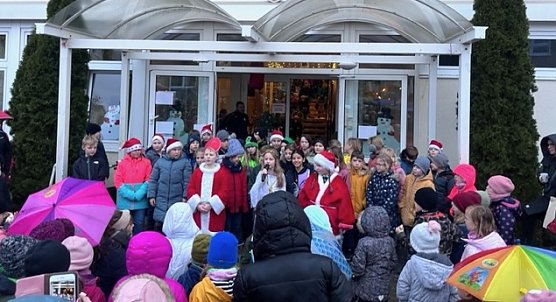 Grundschulkinder in Niedersachswefen auf dem Weihnachtsmarkt (Foto: Kerstin Schiller-Benkstein)