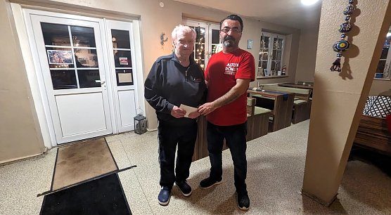 Spenden&uuml;bergabe an Werner John (Foto: Silvio Dietzel)