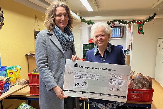 EVN-Gesch&auml;ftsf&uuml;hrerin Jan Z&ouml;ller mit Helga Rathenau bei der Nordh&auml;user Tafel (Foto: EVN)