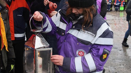 Das Friedenslicht aus Bethlehem wurde heute auf dem August-Bebel-Platz verteilt (Foto: agl)