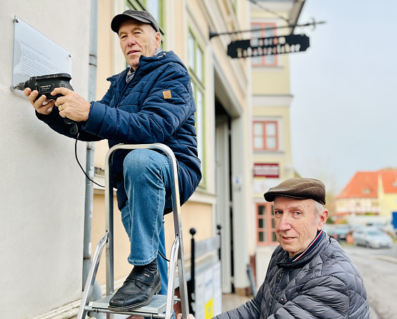 Herbert Sch&ouml;ffl, Mitarbeiter Museum Tabakspeicher, und Hans J&uuml;rgen Gr&ouml;nke (rechts) (Foto: Stadt Nordhausen)