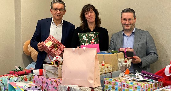 v.li. Andrew Brotr&uuml;ck, Jeannine Lindner, Titus Wabersich bei der Geschenk&uuml;bergabe (Foto: Deutsche Bank)