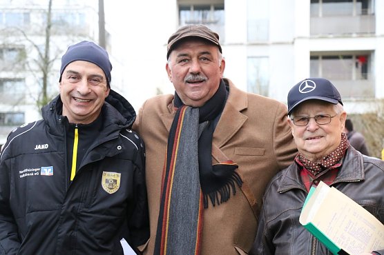 Vier Jahrzehnte und rei Organisatoren, v.l.: Gunnar Haase vom LV Altstadt, der ehemalige Schulsportkoordinator Werner H&uuml;tcher und sein Vorg&auml;nger, der ehemalige Kreisturnrat Klaus Meyer (Foto: agl)