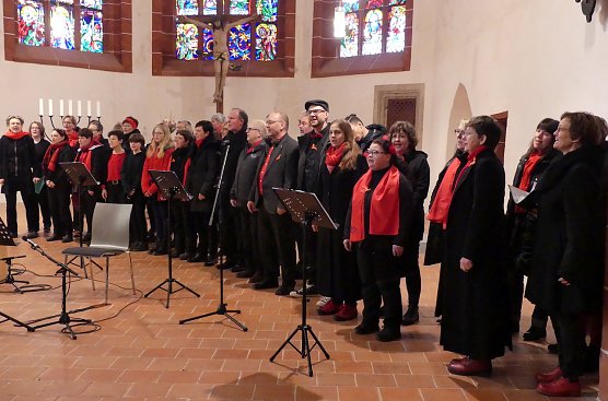 Kar&iacute;bu - der Gospelchor des Kirchenkreises S&uuml;dharz - hier beim Benefizkonzert Anfang 2023 in der Blasiikirche Nordhausen. (Foto: R.Englert)