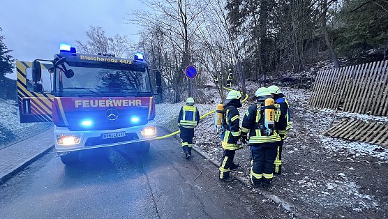 Die Feuerwehr r&uuml;ckte heute nach Bleicherode aus, um eine Gartenlaube zu l&ouml;schen (Foto: S.Dietzel)