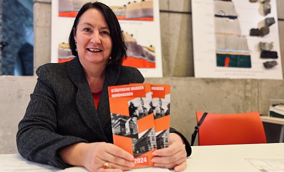 Museumsleiterin Susanne Hinsching pr&auml;sentiert das neue Jahresprogramm (Foto: Stadtverwaltung Nordhausen)