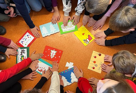 Sch&uuml;ler bastelten Weihnachtskarten (Foto: Jana Vogt)